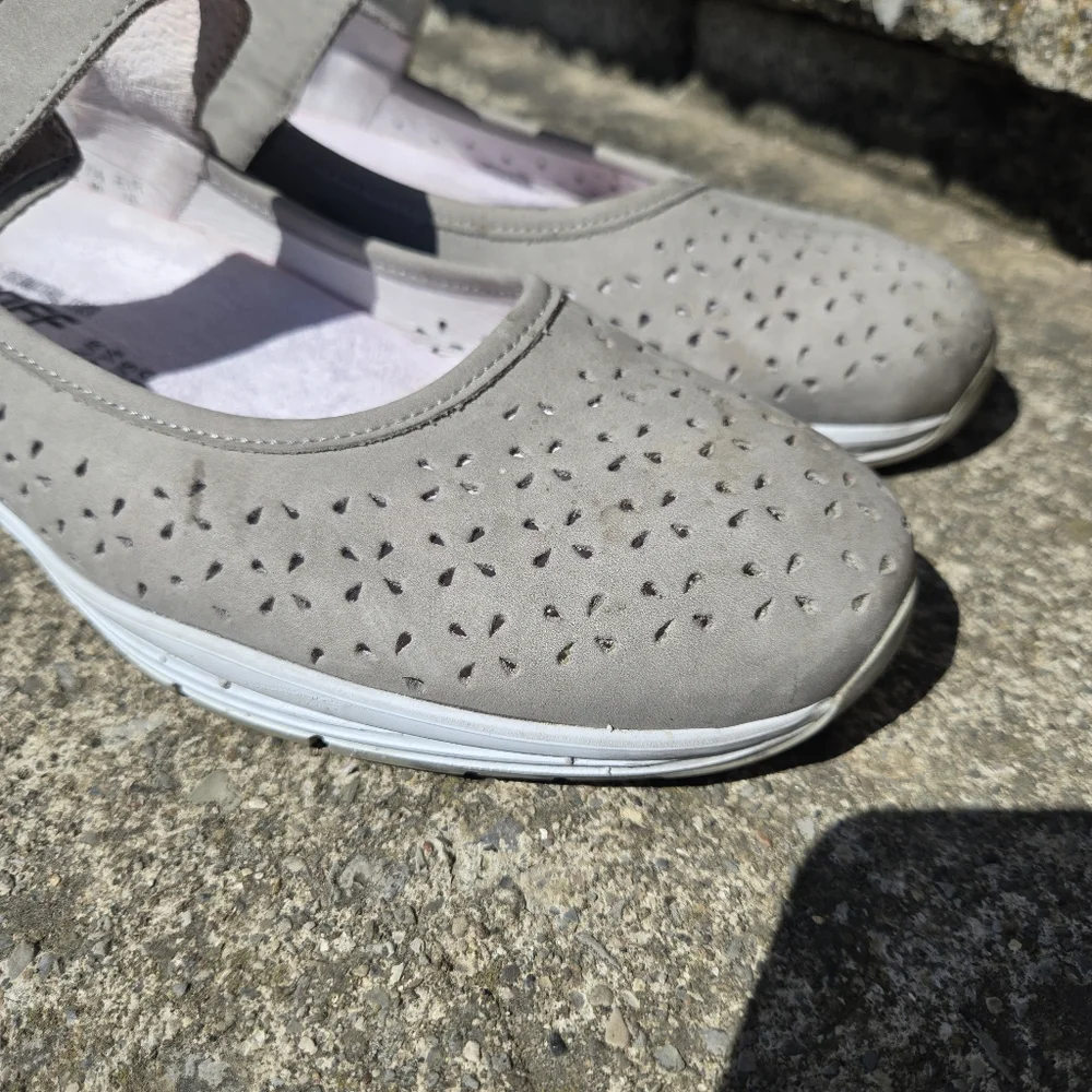 Women’s Mephisto Yelina Size 10 Perforated Flats‎ in Cloud Bucksoft